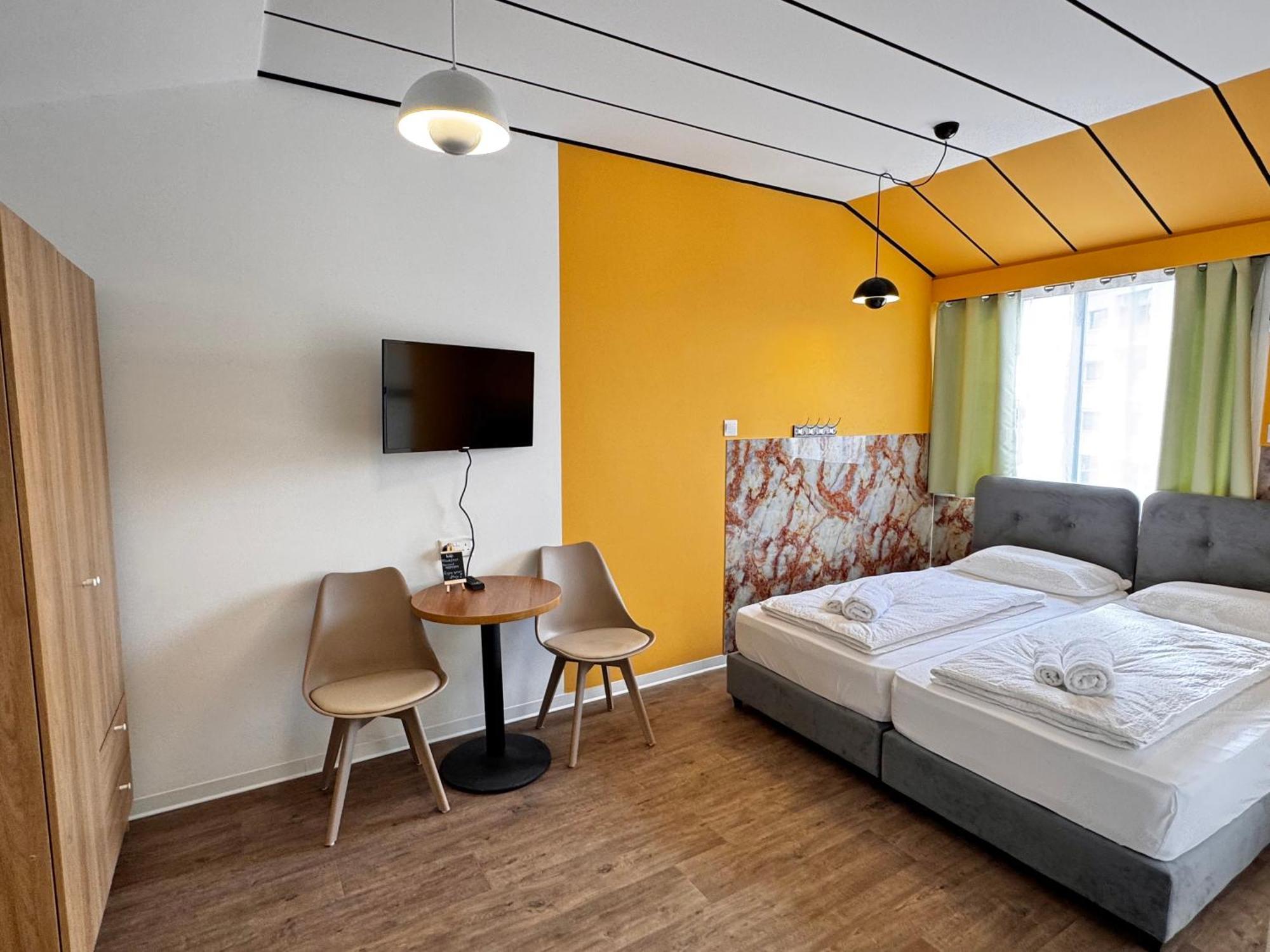 Modern 11 Private Kitchenette And Bathroom *