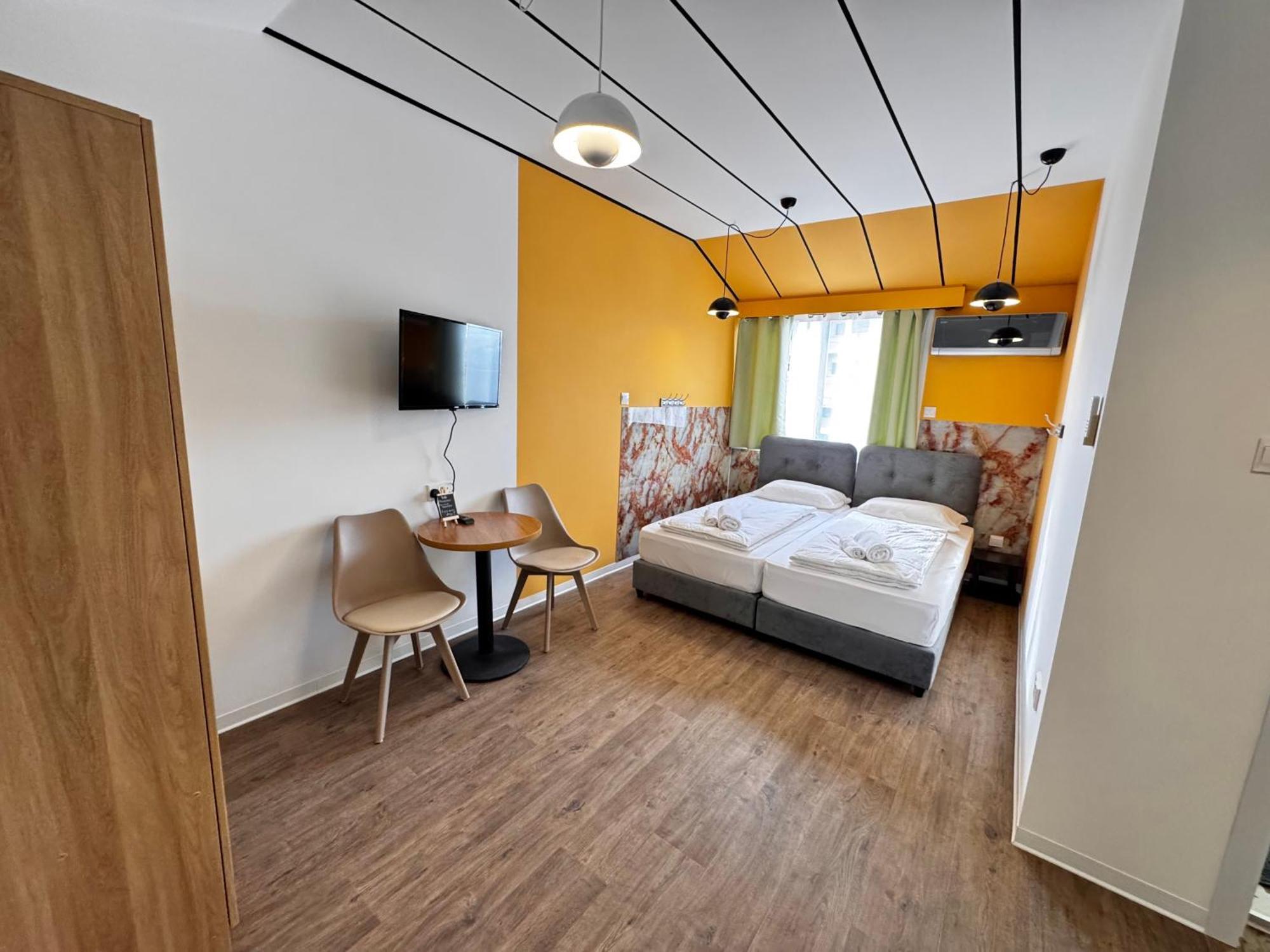 Modern 11 Private Kitchenette And Bathroom *